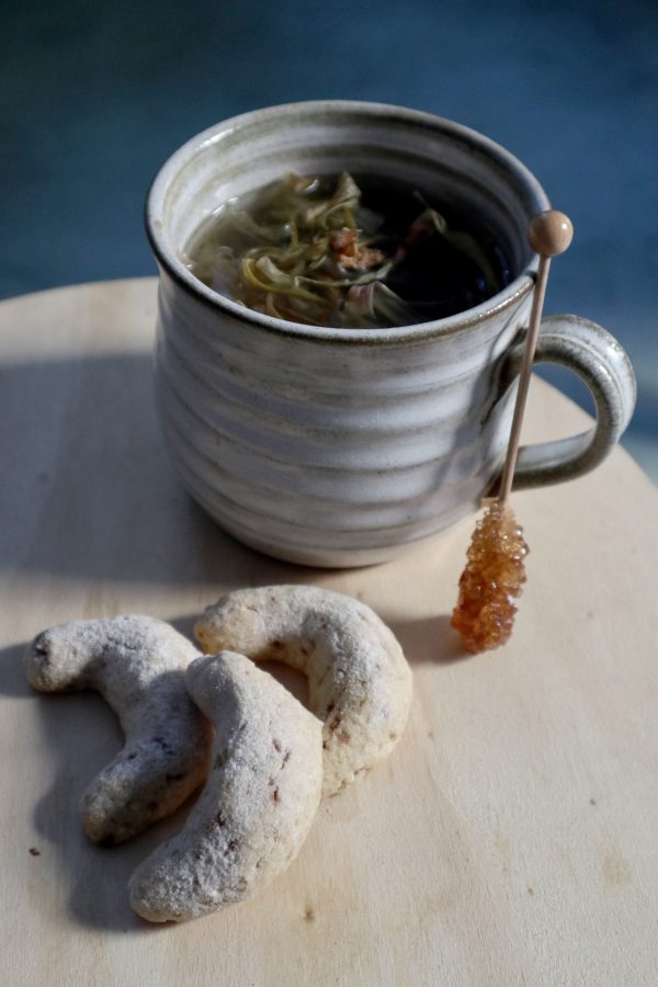 Comme des biscuits aux amandes et une infusion d épluchures de rhubarbe